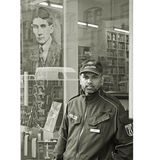 Platz 1: "Ein Schutzmann für Kafka", nennt Detlef Seydel seine Aufnahme, die eine Szene in Berlin vor der Jüdischen Literaturhandlung in der Joachimsthaler Straße neben der Synagoge zeigt.