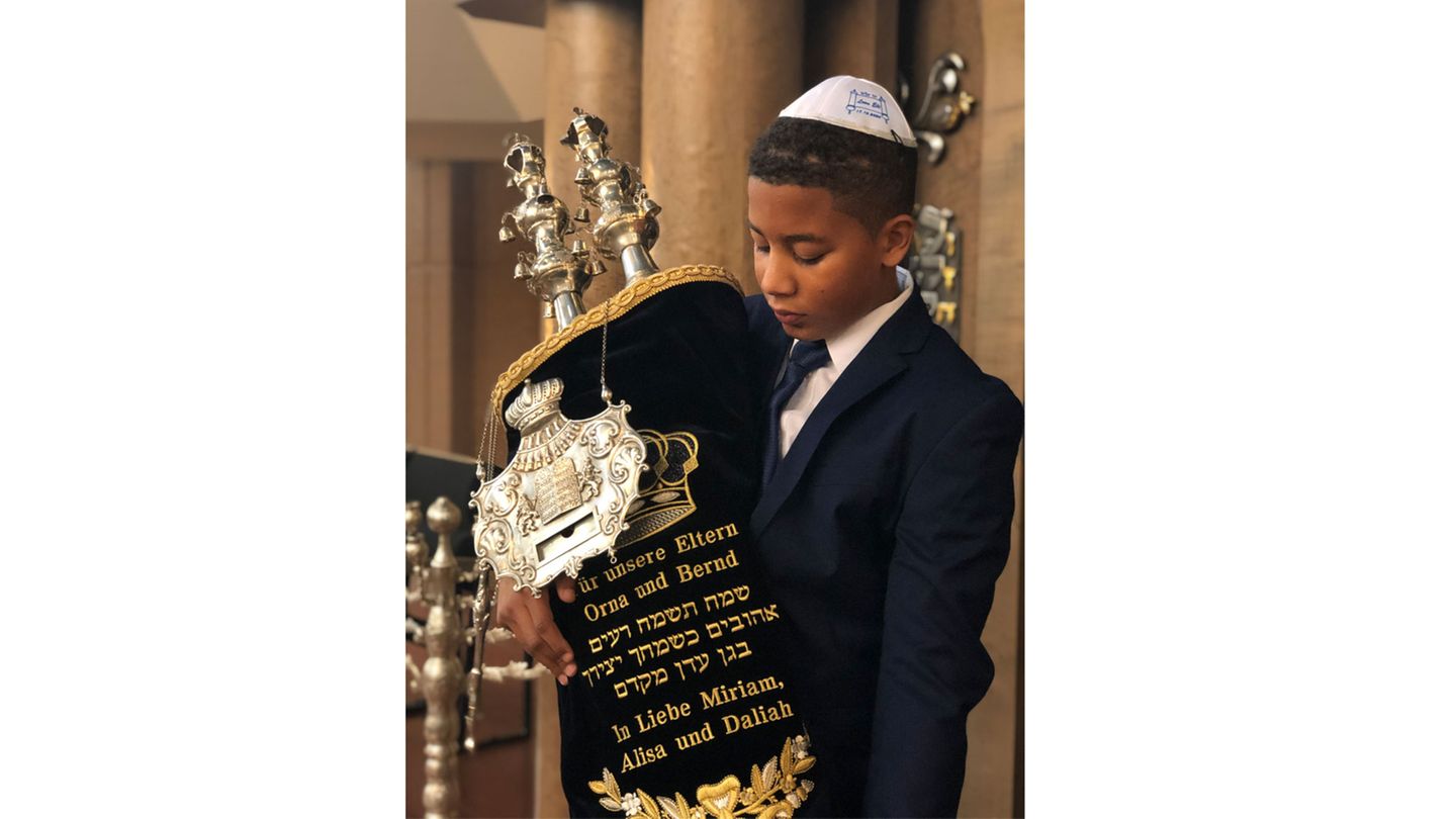 Alisa Marhöfer hat ihrem Foto den Titel "L’Dor VaDor" gegeben. Es zeigt den Sohn der Fotografin am Tag seiner Bar Mitzwa und dokumentiert die Vielfältigkeit jüdischen Lebens im heutigen Deutschland.