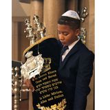 Alisa Marhöfer hat ihrem Foto den Titel "L’Dor VaDor" gegeben. Es zeigt den Sohn der Fotografin am Tag seiner Bar Mitzwa und dokumentiert die Vielfältigkeit jüdischen Lebens im heutigen Deutschland.