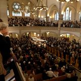 Ebenfalls Platz 4: "Angekommen: Synagoge Rykestraße" nennt Ralf Bäcker sein Foto. Bis auf den letzten Platz besetzt ist der Tempel am Prenzlauer Berg, während unter dem Schutz des Baldachins die Thorarollen getragen werden.