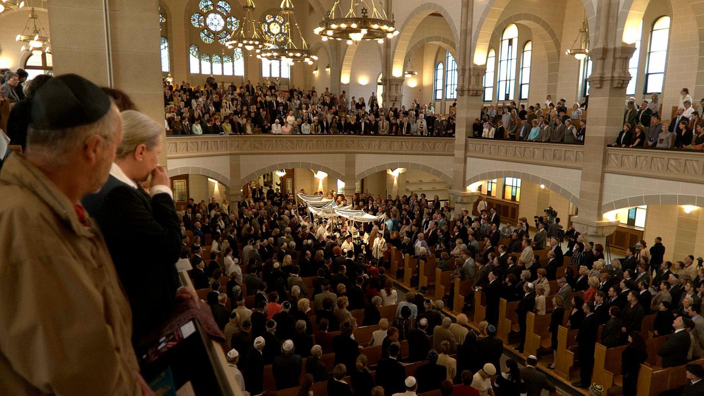 Ebenfalls Platz 4: "Angekommen: Synagoge Rykestraße" nennt Ralf Bäcker sein Foto. Bis auf den letzten Platz besetzt ist der Tempel am Prenzlauer Berg, während unter dem Schutz des Baldachins die Thorarollen getragen werden.