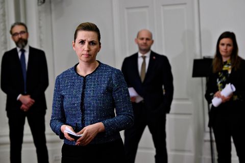 Mette Frederiksen (M), Ministerpräsidentin von Dänemark, und die Vorsitzenden aller Parteien bis auf eine