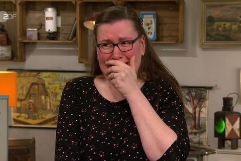 Marlies Fischer bricht im Bares für Rares Studio in Pulheim in Tränen aus
