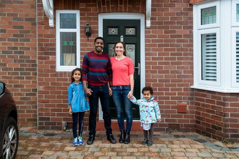 Familie vor Haustür