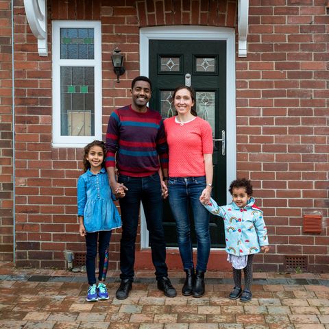 Familie vor Haustür
