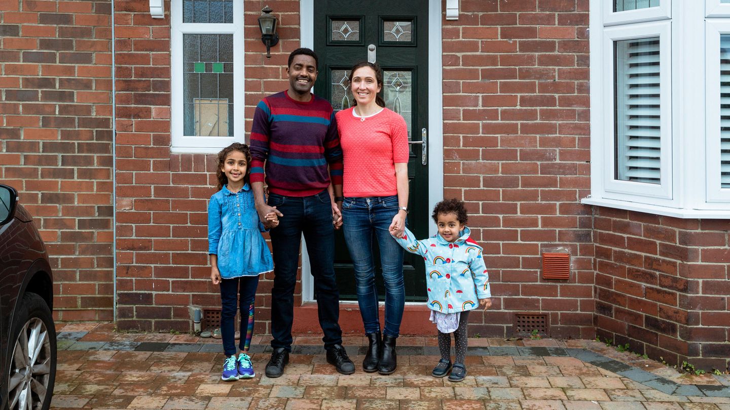 Familie vor Haustür