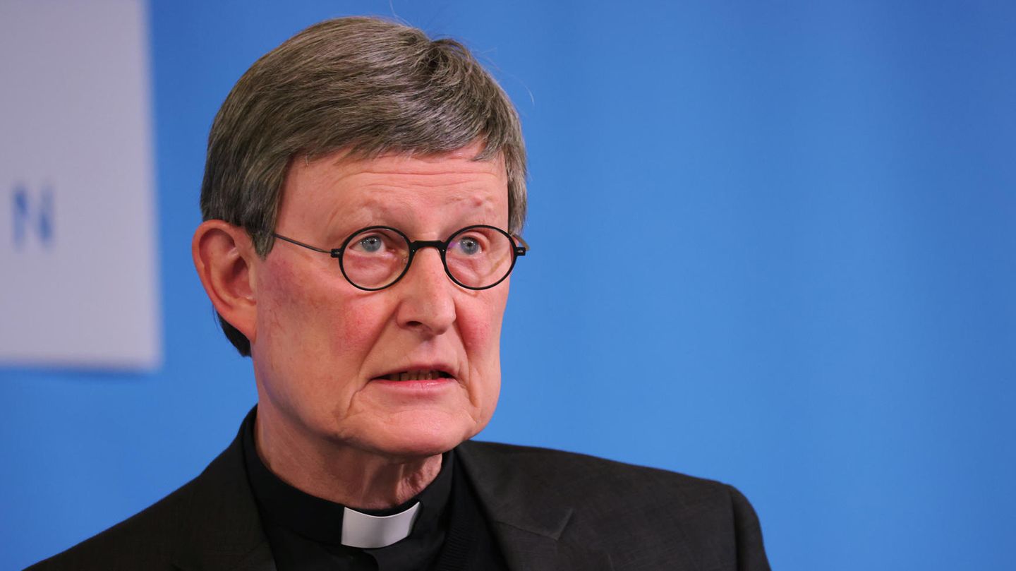 Der Kölner Kardinal Rainer Maria Wölki während einer Pressekonferenz