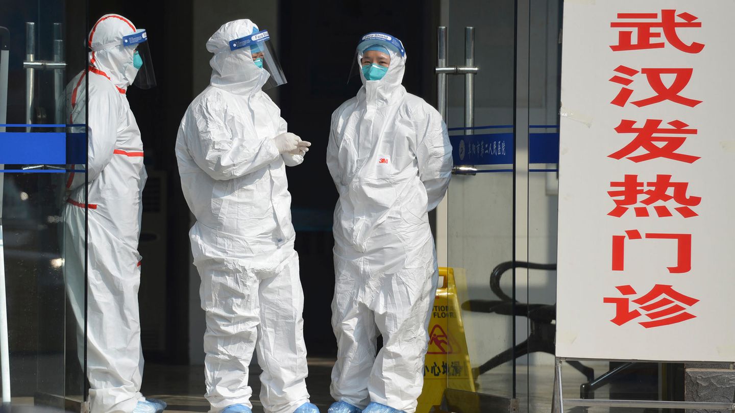 Gut gerüstet: In Schutzanzügen wartet medizinisches Personal auf Corona-Patienten aus Wuhan. Woher das Virus wirklich stammt, ist auch mehr als ein Jahr nach dem ersten Fall nicht eindeutig geklärt.