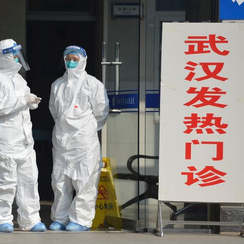Gut gerüstet: In Schutzanzügen wartet medizinisches Personal auf Corona-Patienten aus Wuhan. Woher das Virus wirklich stammt, ist auch mehr als ein Jahr nach dem ersten Fall nicht eindeutig geklärt.