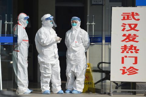 Gut gerüstet: In Schutzanzügen wartet medizinisches Personal auf Corona-Patienten aus Wuhan. Woher das Virus wirklich stammt, ist auch mehr als ein Jahr nach dem ersten Fall nicht eindeutig geklärt.
