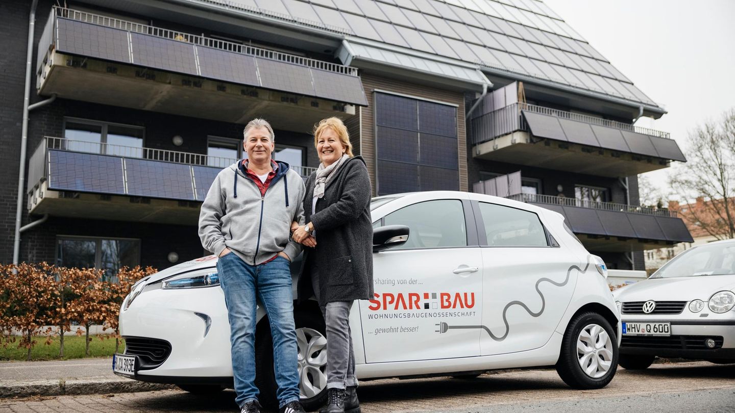 Andreas und Petra Frerichs haben Haus und Auto verkauft, zahlen für die neue Wohnung eine Flatrate-Miete und nutzen Carsharing