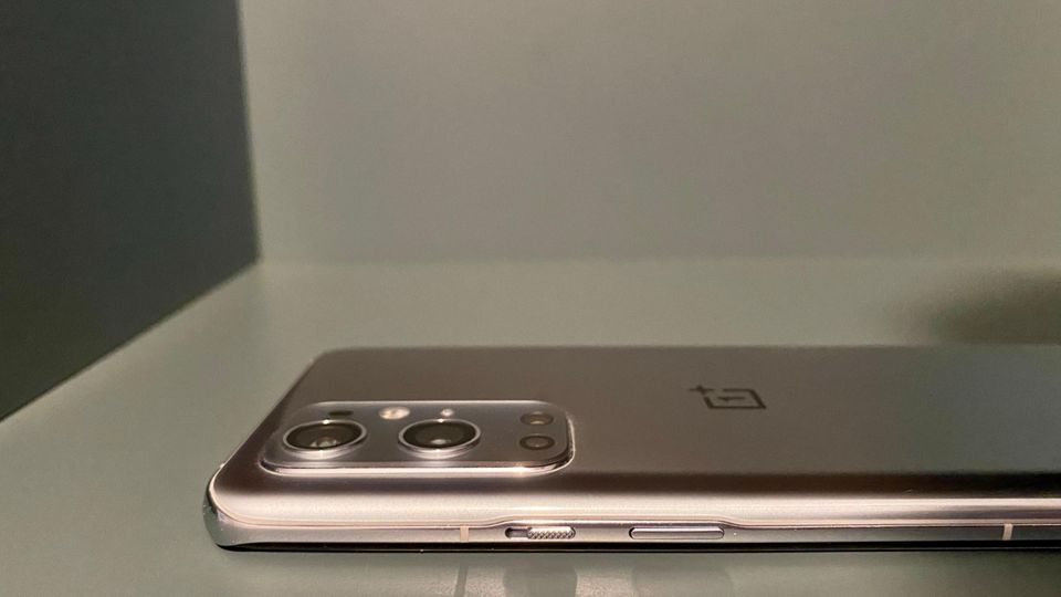 Oneplus 9 Pro im Test: : Die Verarbeitung des Oneplus 9 Pro ist erstklassig. Kleine Details wie der vom iPhone bekannte Hardware-Stummschalter runden das Bild ab Die Verarbeitung des Oneplus 9 Pro ist erstklassig. Kleine Details wie der vom iPhone bekannte Hardware-Stummschalter runden das Bild ab