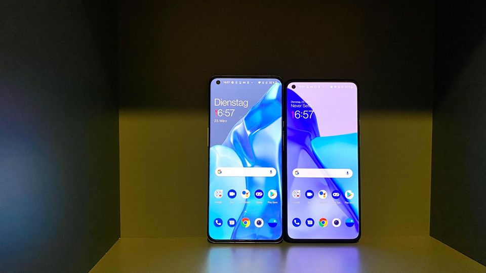 Oneplus 9 Pro im Test: : Der Bildschirm des Oneplus 9 Pro (links) ist einer der Vorteile gegenüber dem günstigeren Modell Der Bildschirm des Oneplus 9 Pro (links) ist einer der Vorteile gegenüber dem günstigeren Modell