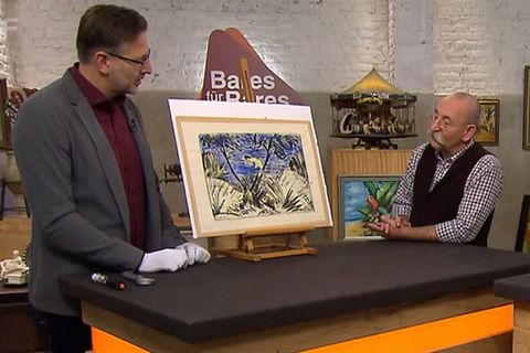 Detlev Kümmel und Horst Lichter stehen im Bares für Rares Studio in Pulheim und betrachten das Gemälde
