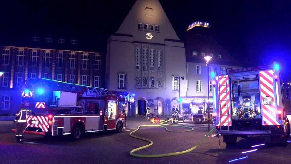 Nachrichten Deutschland Delmenhorst Nach einem Brandanschlag auf das Rathaus in Delmenhorst hat die Polizei einen 30-jährigen Mann festgenommen