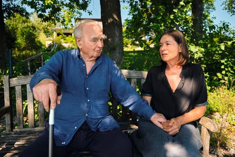 Franziska und ihr Vater auf einer Parkbank