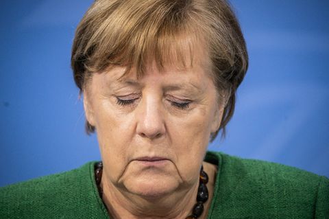 Merkel müde mit geschlossenen Augen
