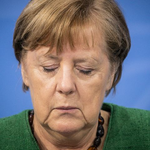 Merkel müde mit geschlossenen Augen