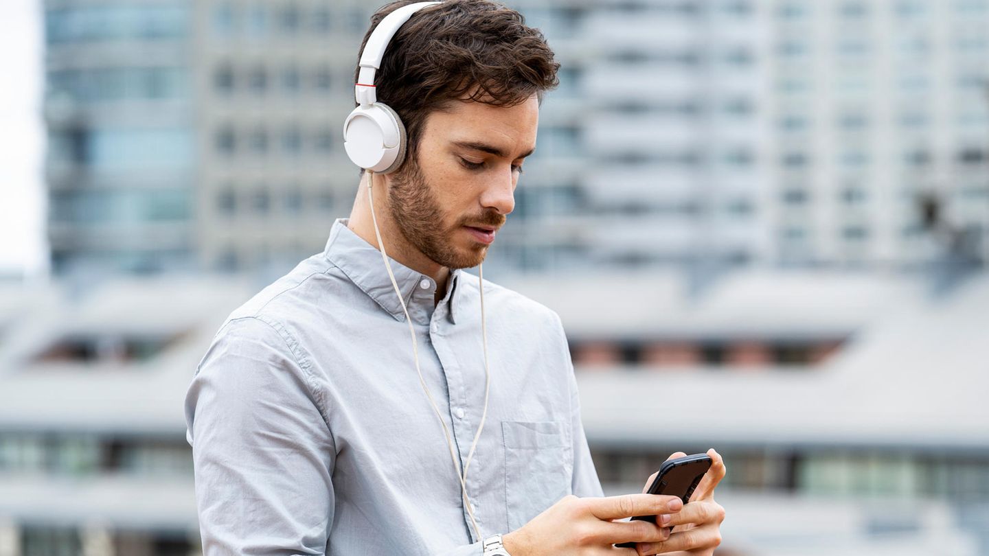 Junger Mann nutzt sein Smartphone.
