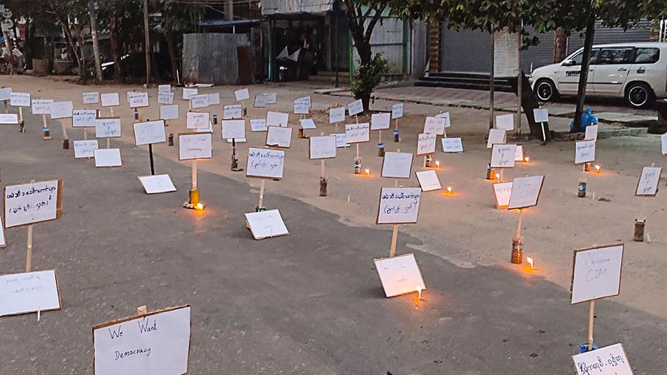 In Myanmar stehen Zettel auf der Straße als Zeichen des Protests