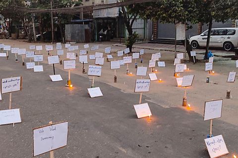 In Myanmar stehen Zettel auf der Straße als Zeichen des Protests