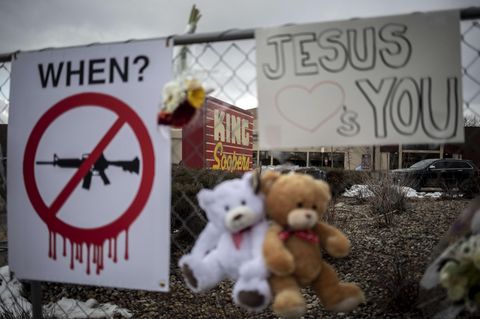 "Wann?" Mahnmal am Supermarkt in Boulder, Colorado, wo ein Angreifer 10 Menschen erschoss.