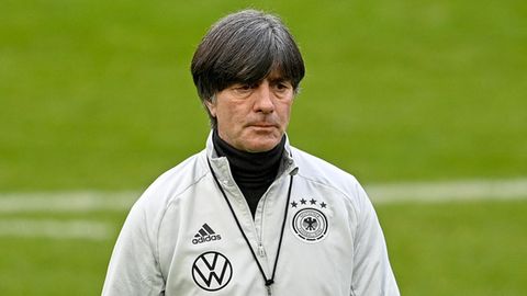 Entschlossener und ernster Blick: Joachim Löw während des Trainings in Düsseldorf