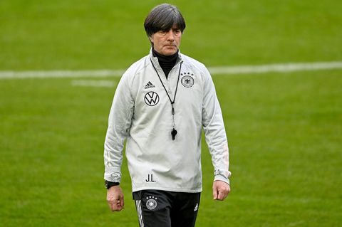 Entschlossener und ernster Blick: Joachim Löw während des Trainings in Düsseldorf