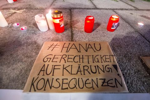 Mit Kerzen und Gedenktafeln wird der Opfer von Hanau gedacht, die letztes Jahr bei einem Attentat ums Leben kamen