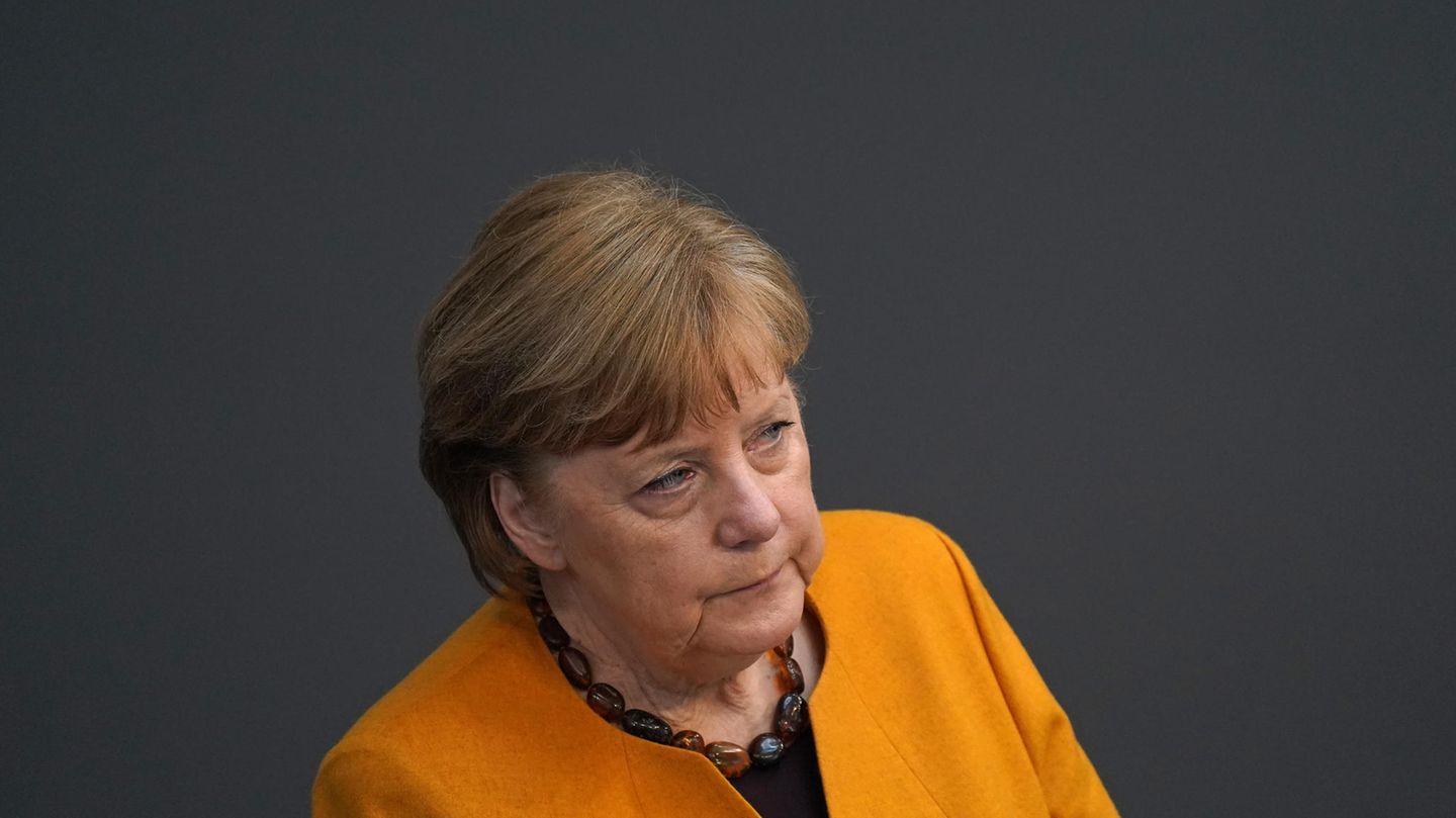 Angela Merkel schaut ernst