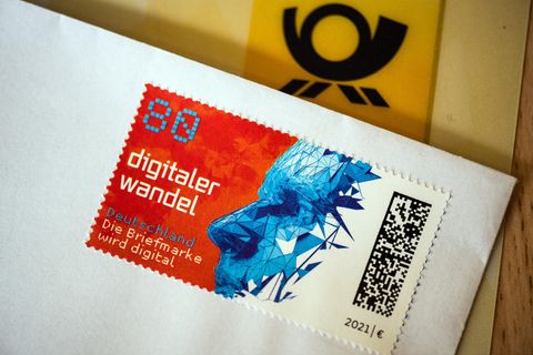Nicht nur die Briefmarke wird digital: Neuerdings gibt es auch die Post online.