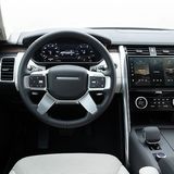 Neues Lenkrad und eine neue Mittelkonsole dominieren das Interieur