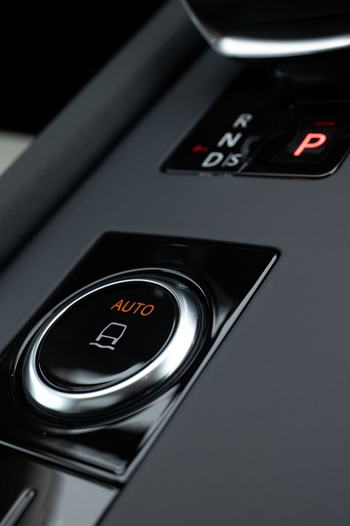 Der Drehknopf ist in der Mittelkonsole versenkt