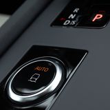 Der Drehknopf ist in der Mittelkonsole versenkt