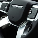 Die "unsichtbaren" Tasten kennt man aus anderen Land Rover Modellen