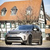 Die Front des Land Rover Discovery wurde leicht verändert und mit größeren Lufteinlässe versehen