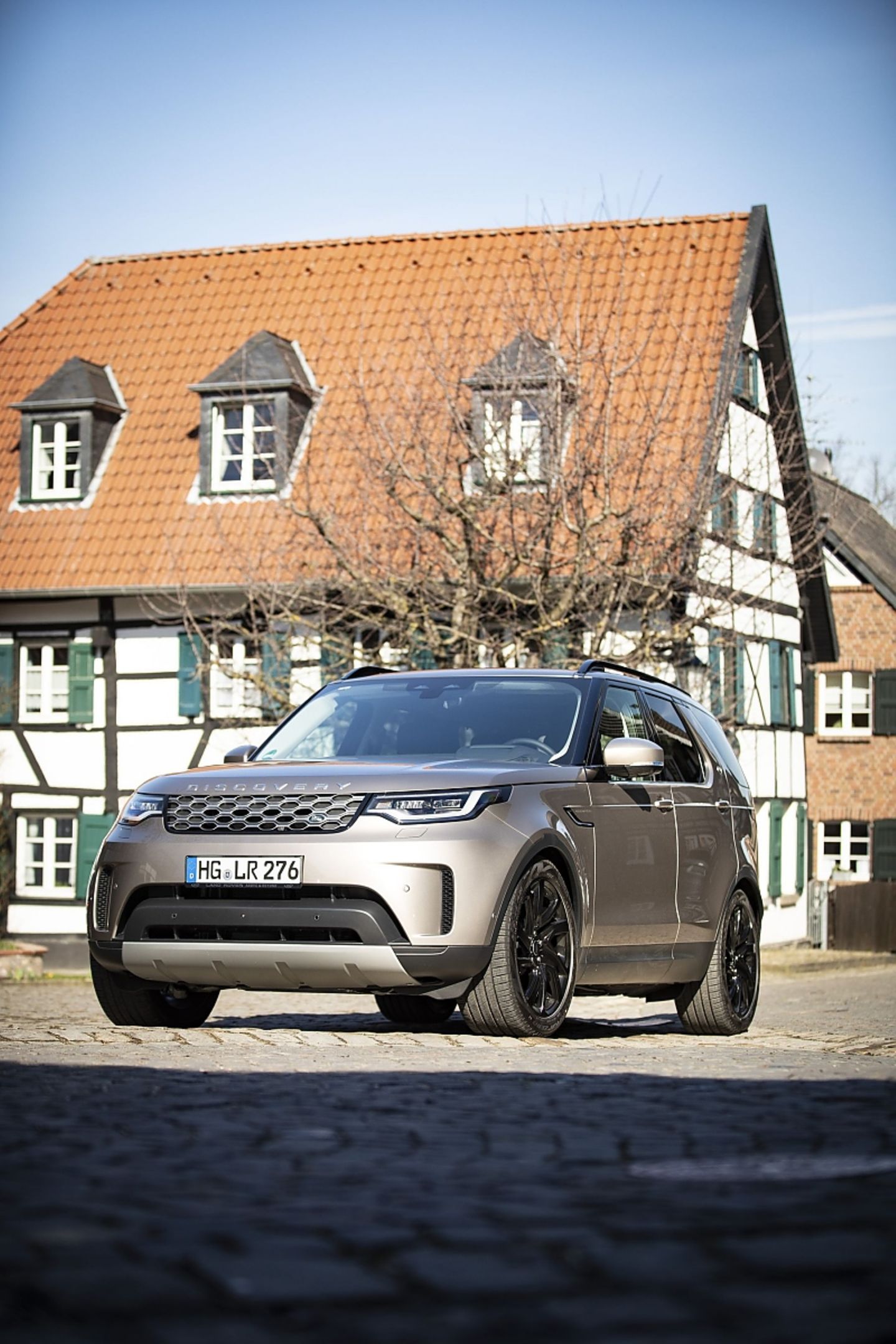 Die Front des Land Rover Discovery wurde leicht verändert und mit größeren Lufteinlässe versehen