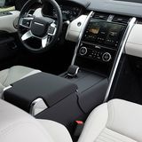 Der Glas-Bildschirm ist gebogen und passt sich in das Armaturenbrett ein