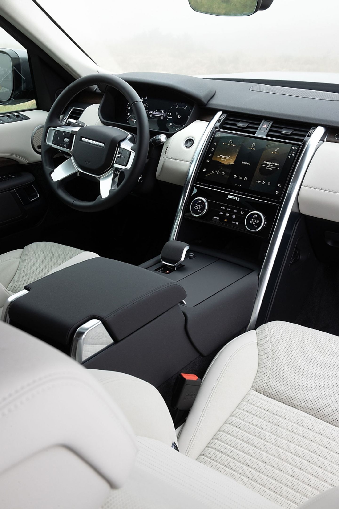 Der Glas-Bildschirm ist gebogen und passt sich in das Armaturenbrett ein