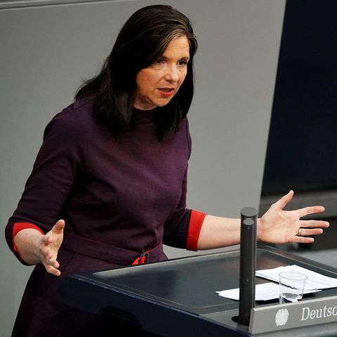 Grünen-Sprecherin Katrin Göring-Eckardt am Rednerpult im Bundestag