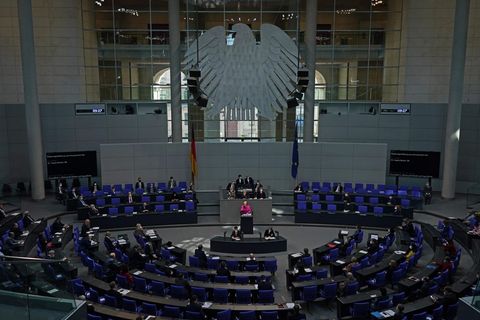 Mehr Transparenz im Bundestag: Ein Lobbyregister sollen Nebentätigkeiten offenlegen – und das Vertrauen in die Politik wieder herstellen.