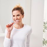 Zahnpasta soll die Zähne reinigen und gleichzeig gegen Karies schützen.Ein wichtiges Kriterium ist Abrieb, denn in Zahnpasta stecken kleine Putzkörper, die Verfärbungen von Tee oder Kaffee am besten schonend von den Zähnen lösen sollen. Aber Vorsicht: Ein hoher Abrieb ist gerade bei bereits bestehenden Putzschäden oder freiliegenden Zahnhälsen nicht zu empfehlen. Bei freiliegenden Zahnhälsen sollten Sie keine Zahnpasta verwenden, die mit dem Zusatz "für weiße Zähne" versehen ist. Bei Mundgeruch oder übermäßiger Zahnsteinbildung können zinkhaltige Pasten helfen. 