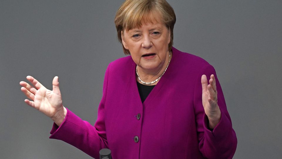 Bundeskanzlerin Angela Merkal am Rednerpult im Bundestag Bundeskanzlerin Angela Merkal am Rednerpult im Bundestag