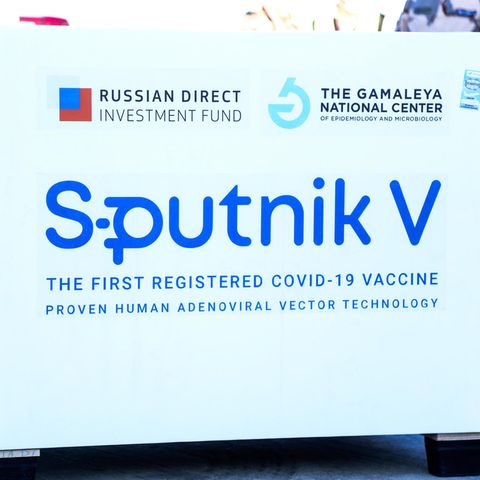Lange hegte man Misstrauen gegenüber dem russischen Corona-Impfstoff Sputnik V. Jetzt wird er von der EMA geprüft.