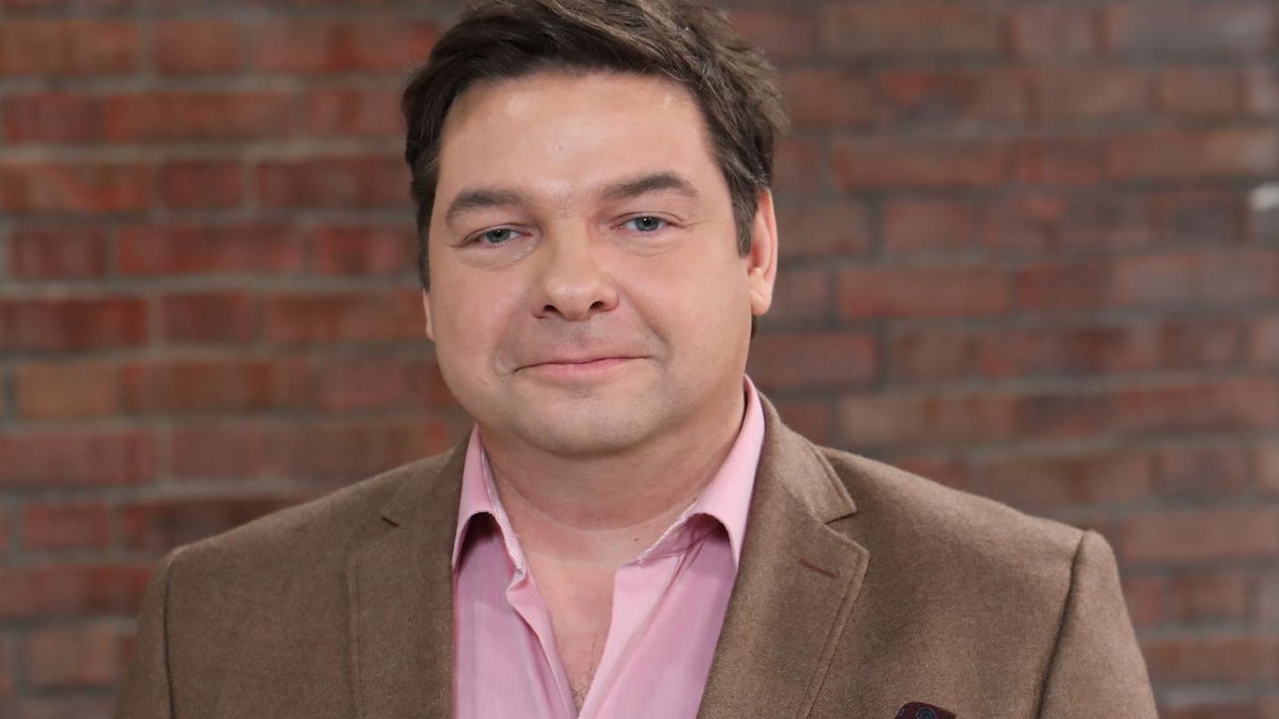 Daniel Meyer steht im Bares für Rares Studio in Pulheim und schaut in die Kamera