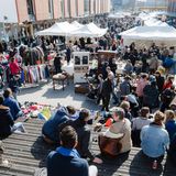 Samstags lockt die Flohschanze mit Antiquitäten, Kuriosem und modernen Schmuckstücken. Beim Stöbern wurde hier schon der eine oder andere kleine Schatz entdeckt