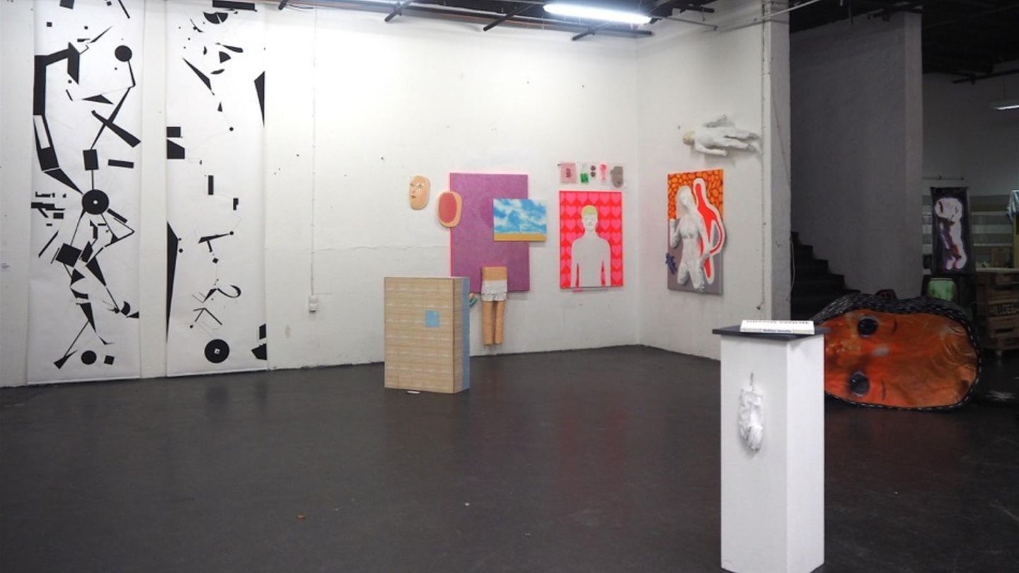 Die Non-Profit Bunkerhill Galerie kuratiert Gruppenausstellungen zeitgenössischer Kunst aller Ausdrucksformen im geschichtsträchtigen Feldstraßen-Bunker.