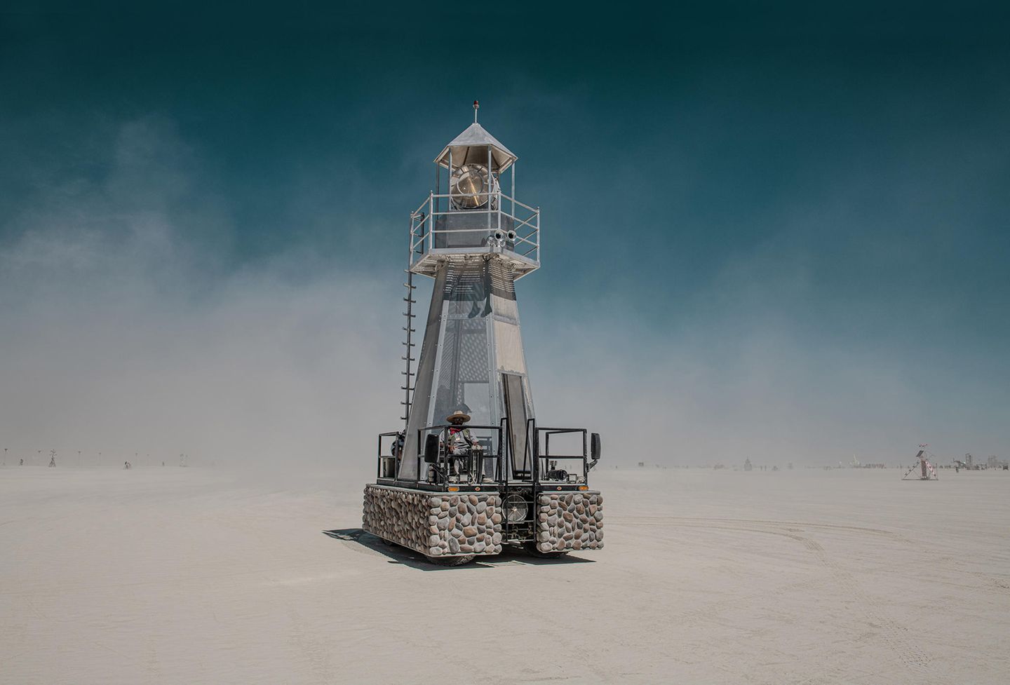 Lighthouse - der Leuchturm in der Wüste sendet eine komplizierte Botschaft, denn dieses Leuchfeuer  bewegt sich.