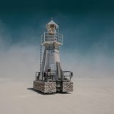 Lighthouse - der Leuchturm in der Wüste sendet eine komplizierte Botschaft, denn dieses Leuchfeuer  bewegt sich.