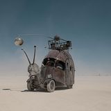 Golden Mean - das Schnecken-Mobil treibt durch die Wüste.